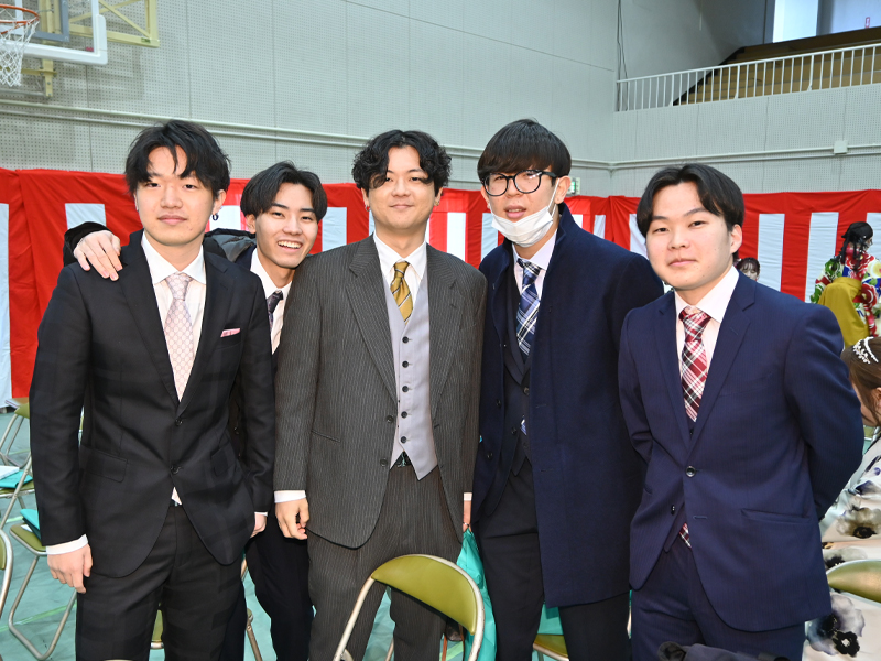 友人と記念撮影する卒業生