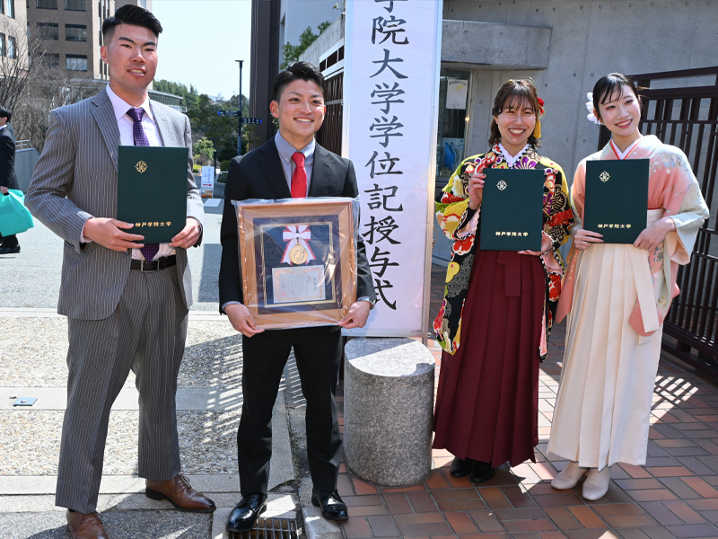学長賞の額や学位記を手に記念撮影する卒業生