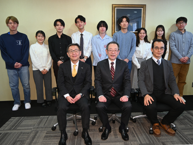 学長主催昼食会終了後、記念撮影する出席者ら