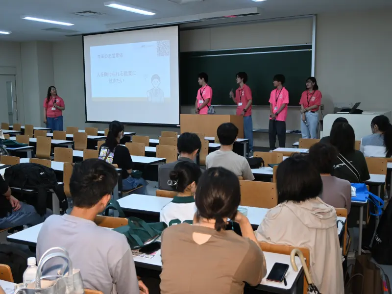 在学生による"ホンネ"トークを聞く参加者ら