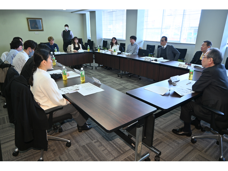 なごやかな雰囲気で懇談した学長主催昼食会
