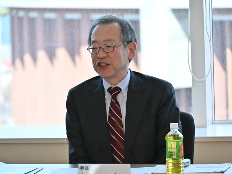 あいさつする中村学長
