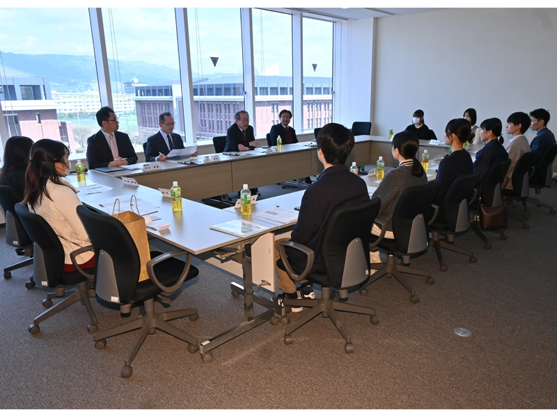 見晴らしの良い会議室で開かれた学長主催昼食会