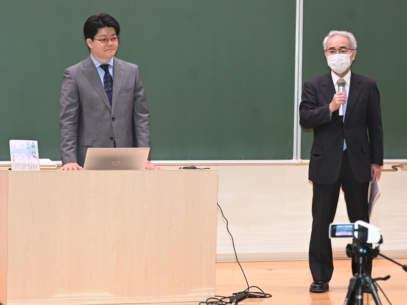 藤川准教授(左)と講演会の趣旨について話す岡田豊基法学部教授