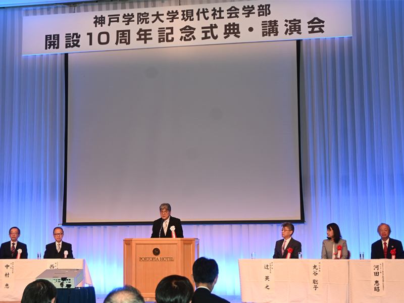 式辞を述べる前林清和学部長