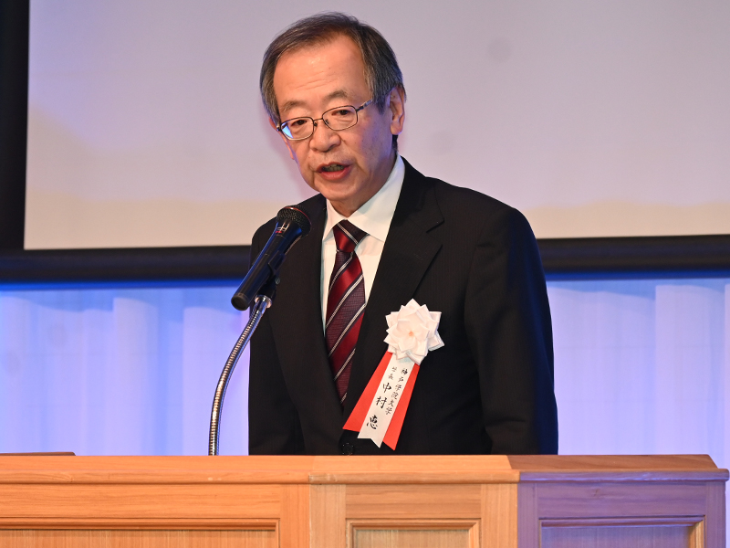 あいさつする中村恵学長