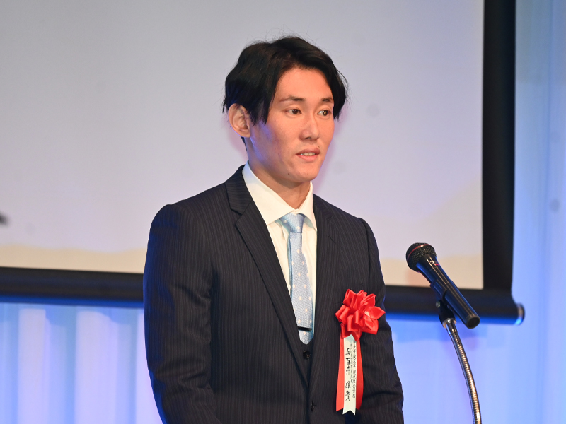 スピーチする現代社会学科卒業生の五百井雄貴さん
