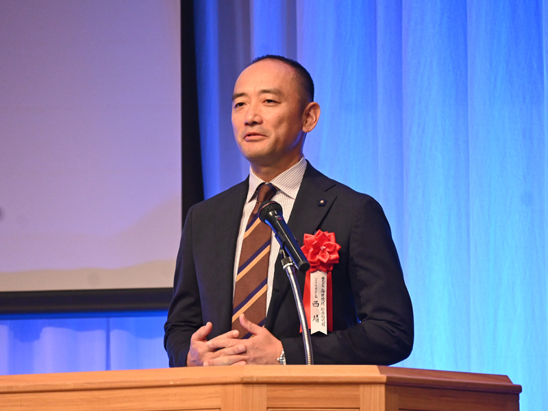 記念講演する毎日放送の人気アナウンサー、西靖さん