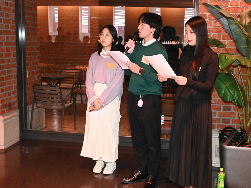司会を務めた(左から)チョン ユハさん、堀江泰成さん、オウ エンレイさん
