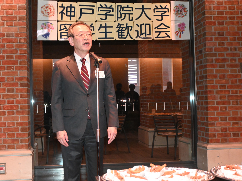 開会あいさつする中村恵学長