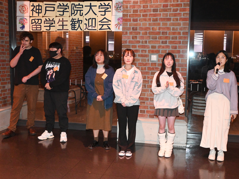 自己紹介する新入留学生