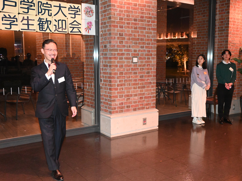 閉会あいさつする国際交流センターの岡部芳彦所長