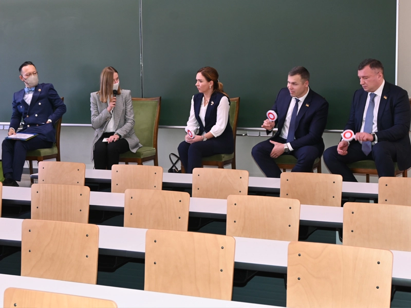 ○×で学生からの質問に答えるウクライナの議員ら