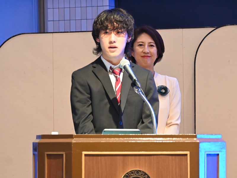 「十年の果実」制作に貢献した現代社会学科2年次生の野村心源さん