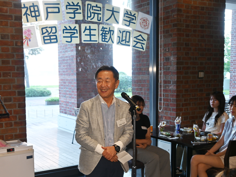 開会のあいさつをする備酒学長
