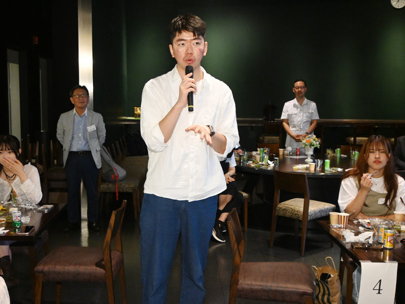自己紹介する新入留学生