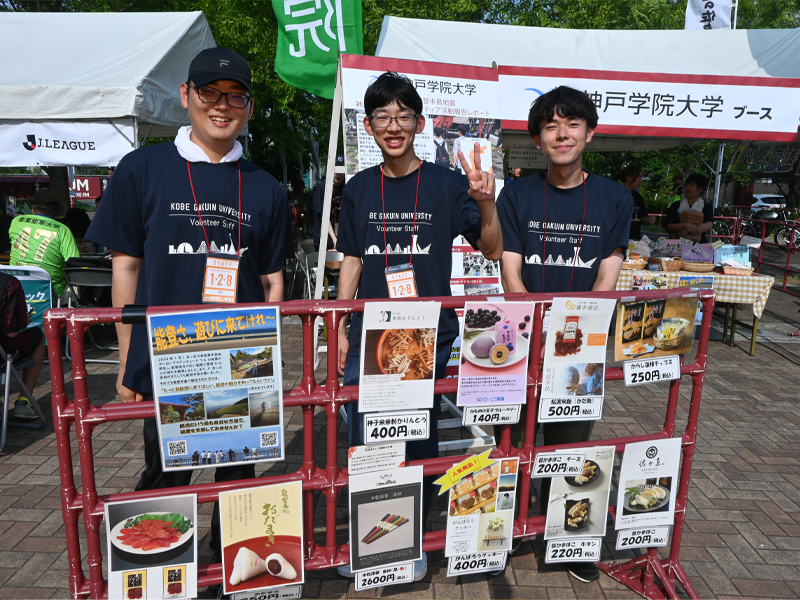 被災地応援物産展をPRする学生たち