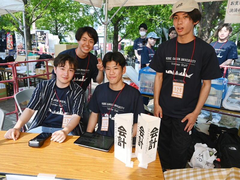 物産展の会計を担当した学生たち
