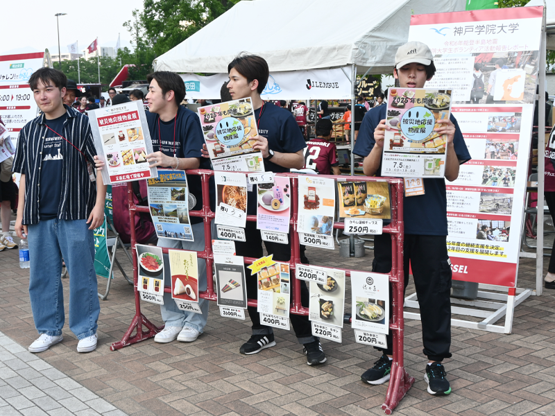 猛暑の中、大きな声でPRする災害班の小林さん(右から2人目)