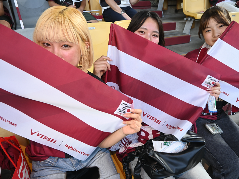 「恥ずかしいのであまり大きく写さないで」と女子学生の3人