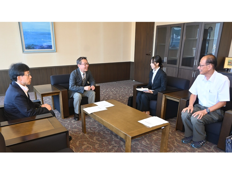 備酒学長と高山大学事務局長を表敬訪問して懇談する女子駅伝競走部の萩原監督（右端）と桑田主将（左隣）