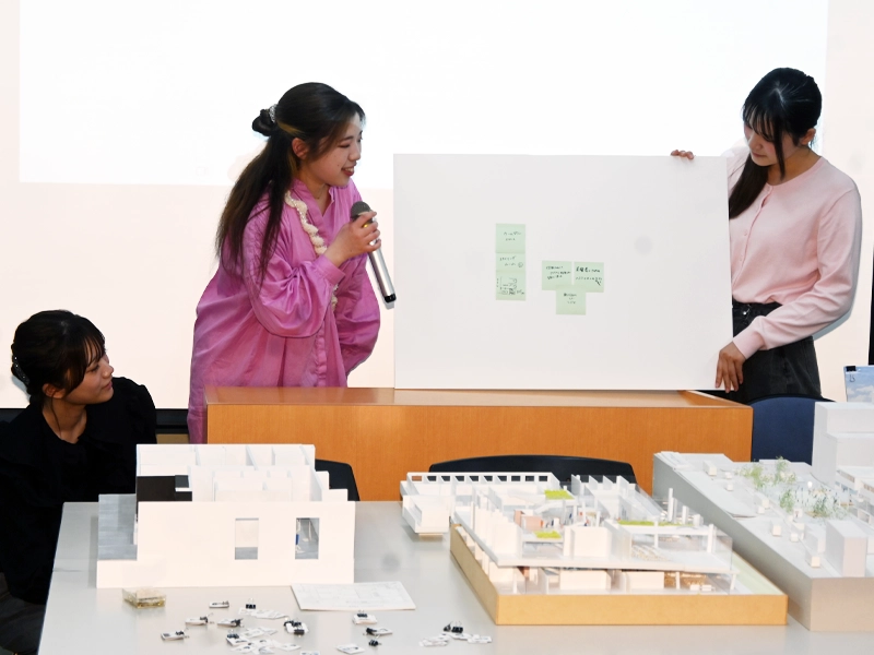 班のアイデアを発表する学生