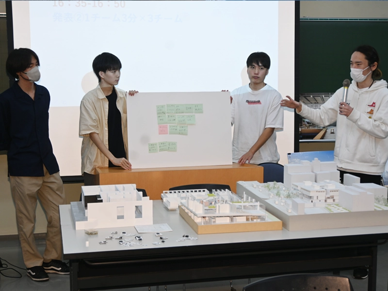 班のアイデアを発表する学生