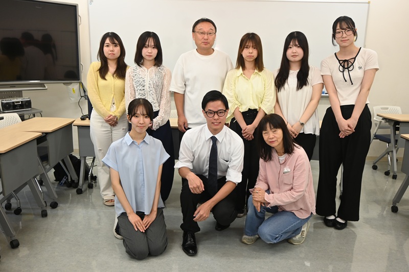 田中さん(後列左から3人目)を囲む辻教授とゼミ生