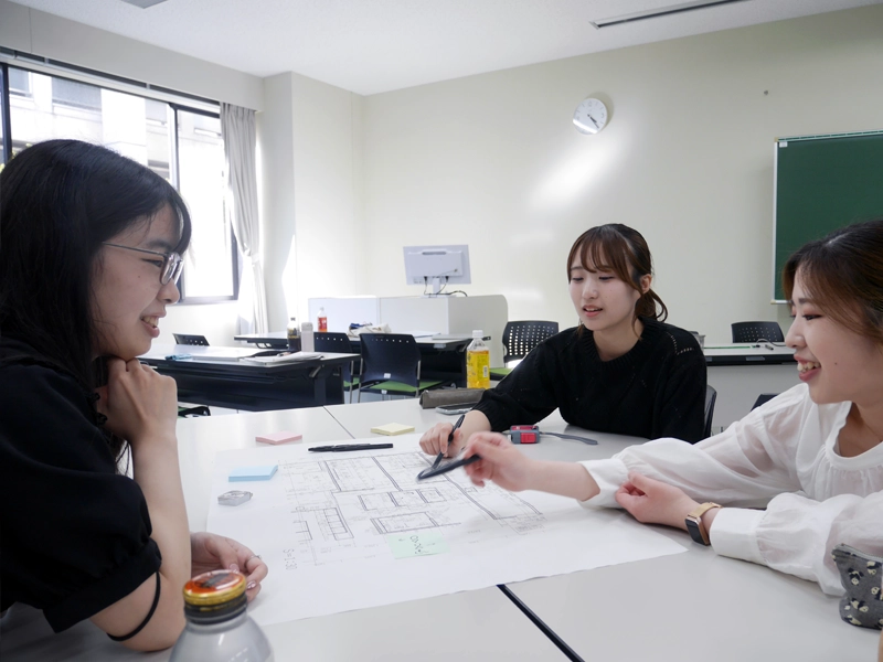 グループで話し合う学生