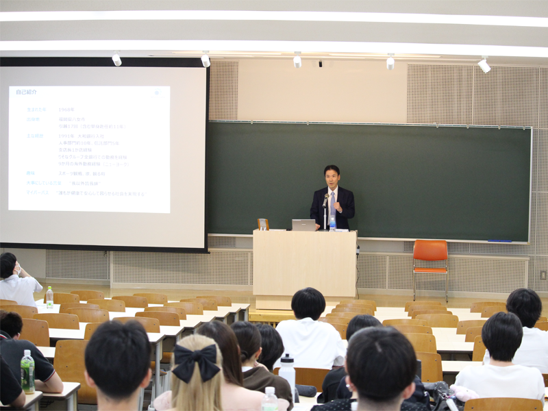講義を聴く学生ら