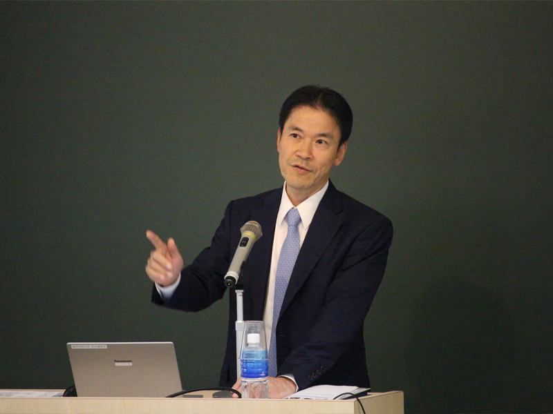 講義する持丸秀樹代表取締役社長