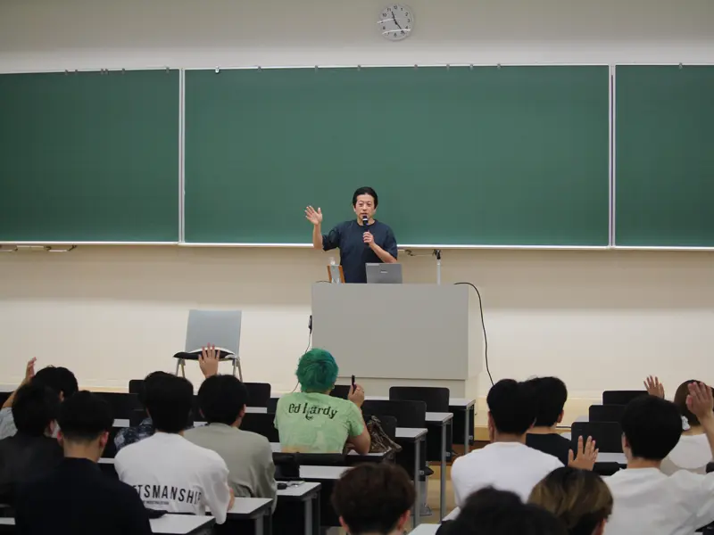 講義を聴く学生ら