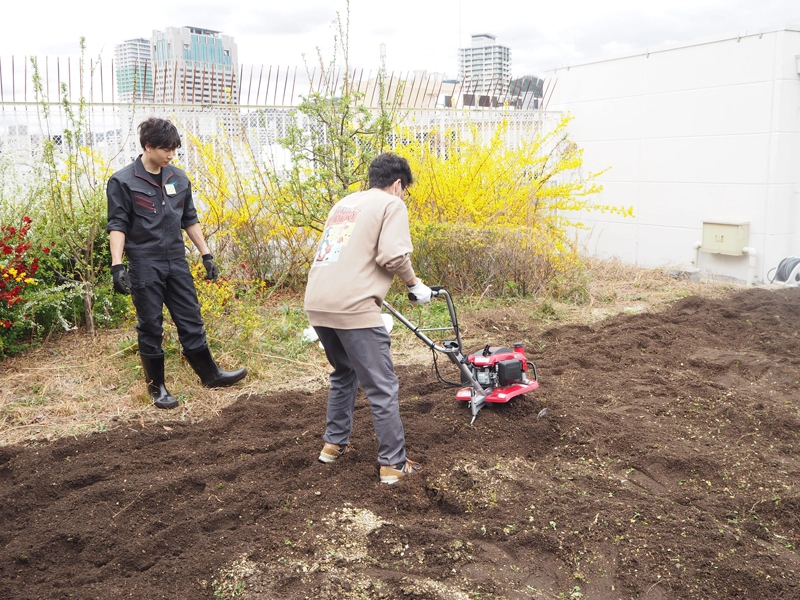 菊川講師の指導を受けながら、 学生たちも耕運機を使って土起こしをしました