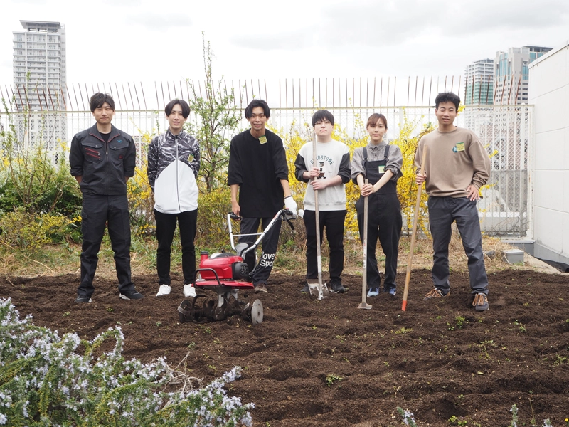 菊川講師と金本実習助手と菊川ゼミ生4人で 畑の整備を行いました