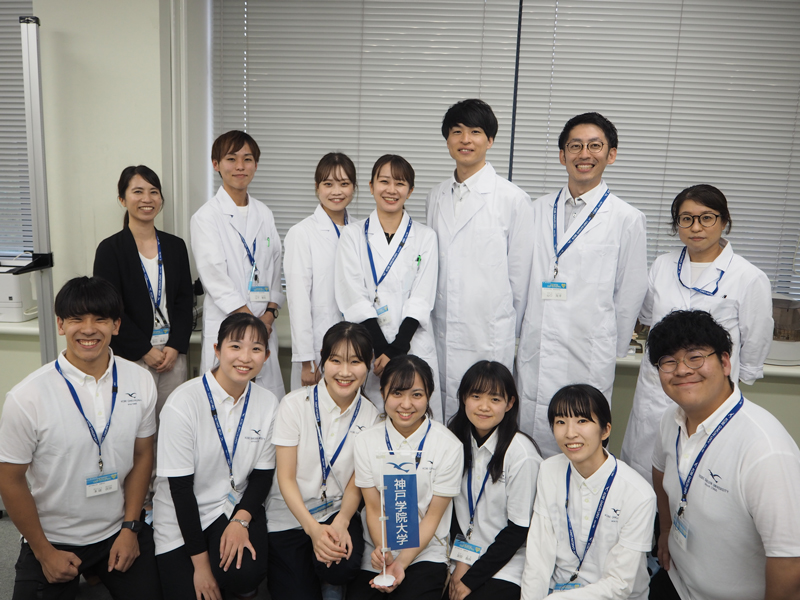運営スタッフを務めた学部生7人、卒業生5人、中川先生、山口先生