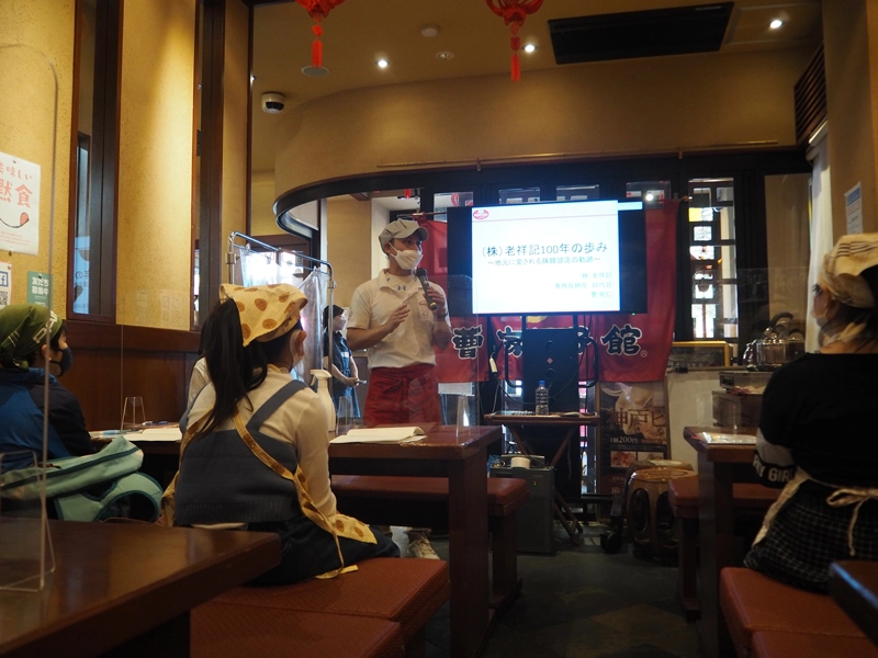 老祥記100年の歩みを話す曹さん