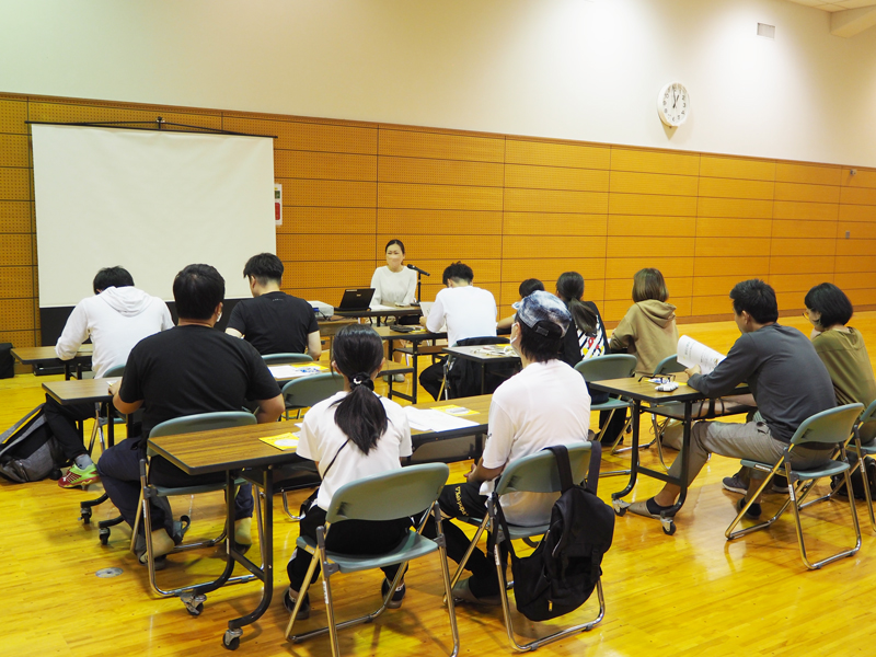 健康講座を行った栄養学部卒業生の松崎さん