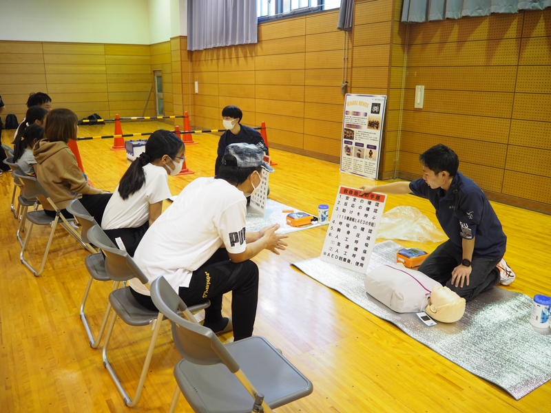 心肺蘇生法の説明をするseagull Rescueの学生スタッフ