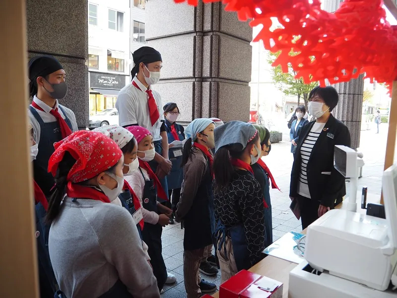 大丸神戸店の太田さんが、開店前の身だしなみチェックと 笑顔と接客の振り返りを行いました