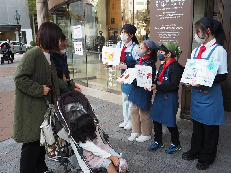 商品PRをまとめたPOPを使って、お客さんに商品の説明を行いました
