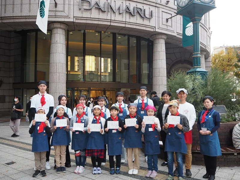 子どもたちは、もとまち こども大学の修了証書を手に、 全員で集合写真を撮影しました