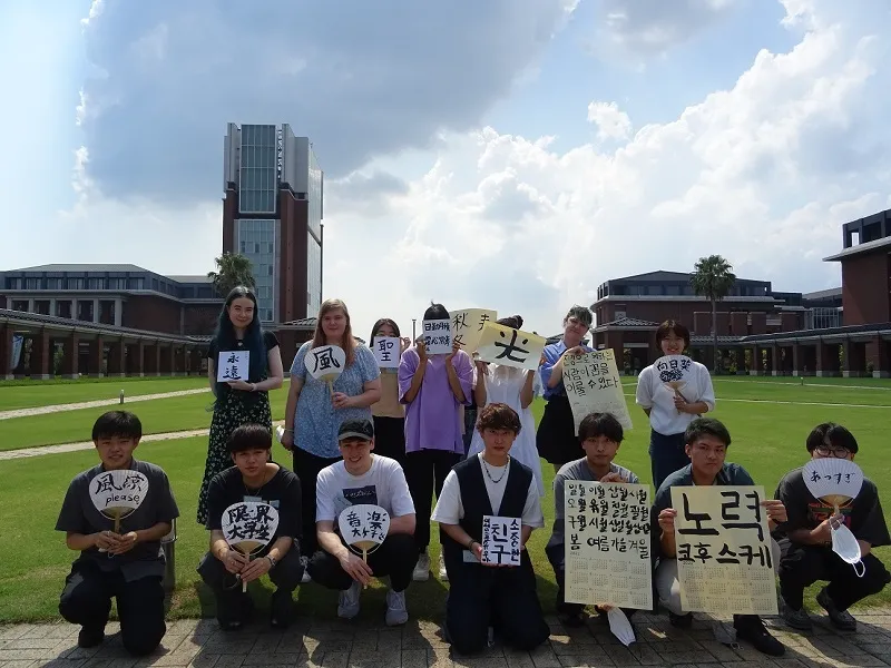 作品を持って記念撮影