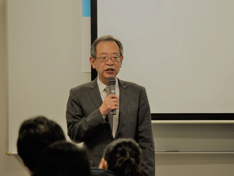 名刺交換会であいさつをする中村学長