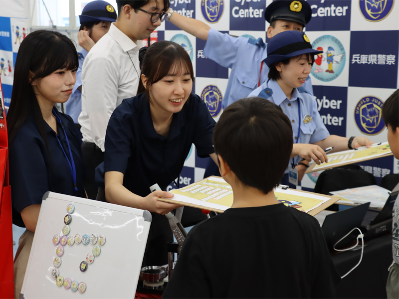 ウォークラリー企画をサポートする久森さん