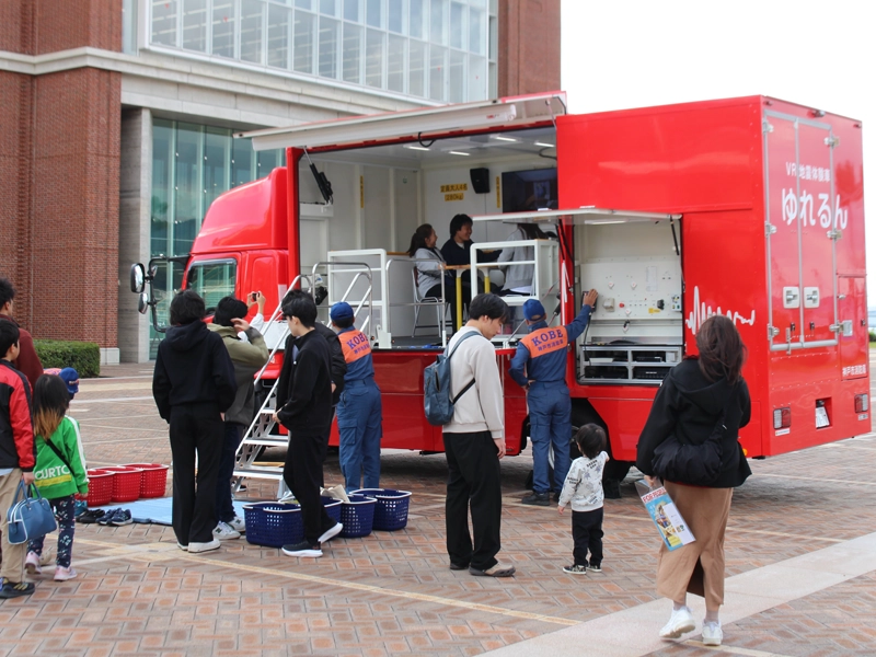 地震体験車「ゆれるん」
