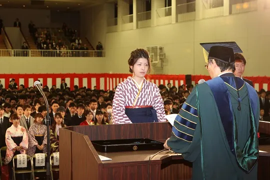 各学部の代表に学位記が授与されました