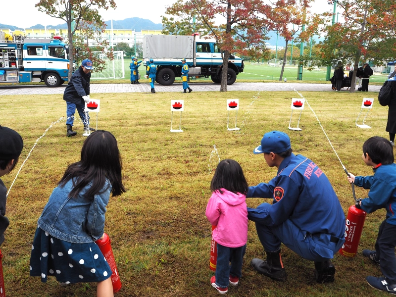 学生消防団による水消火器体験