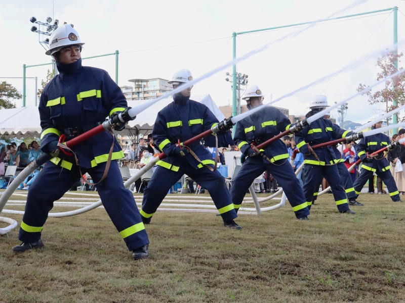 訓練成果を披露する学生消防団