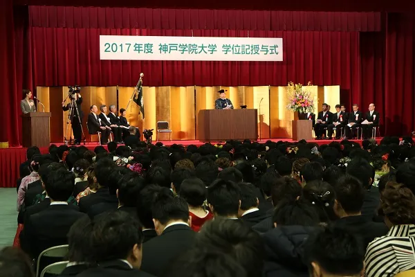 告辞を述べる佐藤学長
