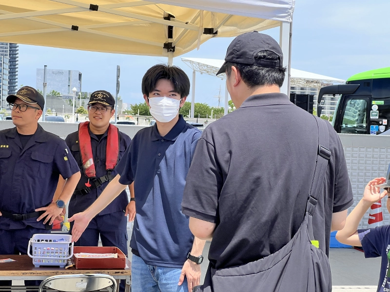 来場者に説明する黒瀬さん